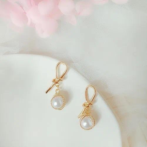 Fashion Flowers Stud Earrings for Women Featuring Electroplated Design with 925 Sterling Silver Posts and Artificial Pearl Inlay